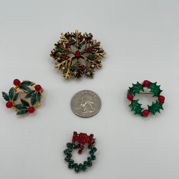 Vintage Christmas Wreath Brooch Lot Of 4 Enamel Rhinestones Gold Tone Red Green - Picture 8 of 8